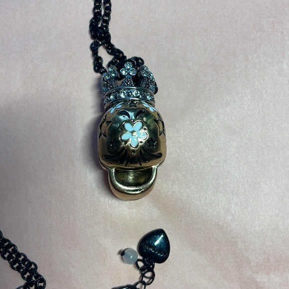 Betsey Johnson skull pendant necklace. - Picture 3 of 3